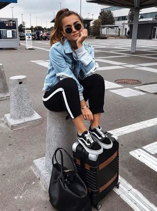 30 Cool Posing Ideas To Battle Boredom In The Airport - Feminine Buzz