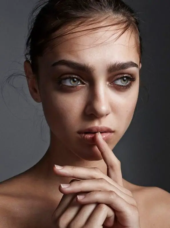 30 Inspiring Hand Placement To Bring The Focus To Your Face - Feminine Buzz