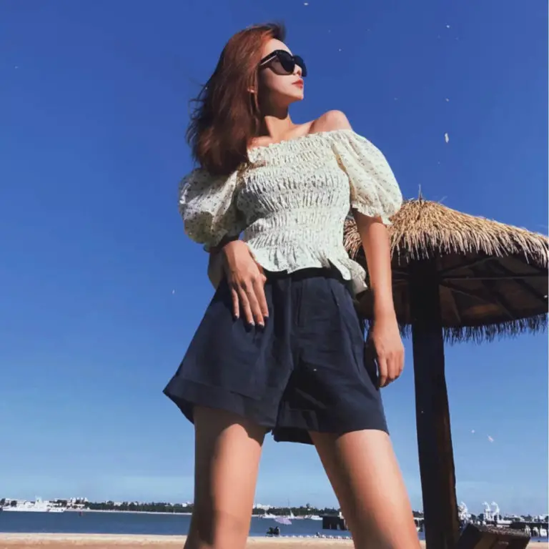 30+ Cute Girl Poses For Beach Photoshoot - Feminine Buzz
