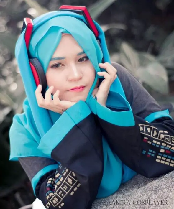 hatsune miku cosplay by hijab cosplayer saakira izumi